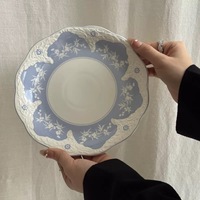 Assiette de Dîner en Céramique Vintage Bleue et Blanche Gaufrée, Bord Ondulé, Motif Floral, pour Usage Domestique et Traiteur – Vente en Gros