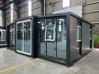 Maison conteneur moderne extensible de 20 pieds avec revêtement en poudre noire, façade en verre trempé respirant pour bureau de direction, appartement, hôtel