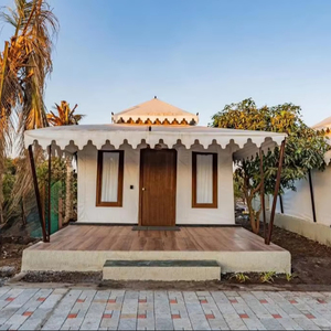 Cabaña de Lujo Premium Tipo Villa con Terraza de Madera para Glamping y Experiencia de Retiro Ecológico - Product Image 1