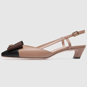 Sandales à talons bas pour femmes avec bride arrière, décorations métalliques, bout carré et style slingback - Product Image 1