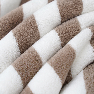 <span class=keywords><strong>Serviette</strong></span> de plage en microfibre éponge à forte absorption d'<span class=keywords><strong>eau</strong></span>, <span class=keywords><strong>design</strong></span> rayé, vente en gros - Product Image 3