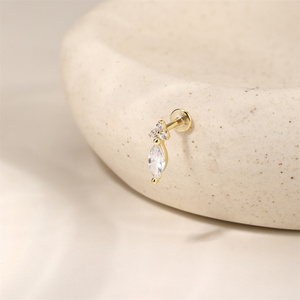 Pendiente de Plata de Ley S925 Chapado en Oro Premium con Circonita Cúbica de Base Plana, Joyería Fina Minimalista para Cartílago para Mujer - Product Image 6