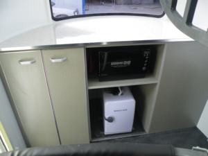 Remolque de Lujo para Dos Caballos con Carga Recta y Armario, Estándar Europeo - Product Image 4