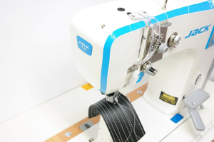 Machine à coudre industrielle automatique Jack S5 neuve avec alimentation par rouleaux et point de bourdon - Product Image 2