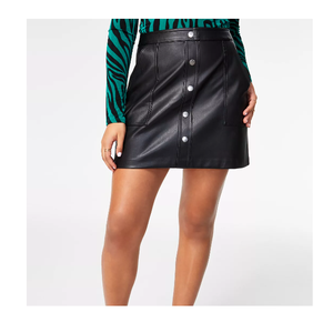 Vêtements décontractés de dernière conception pour filles, Collection de mini-jupes en cuir disponibles à des prix raisonnables en vente - Product Image 5