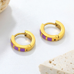 Pendientes Huggie Chapados en Oro con Incrustaciones en Morado, Rosa y Negro, Diseño Geométrico, Pendientes de Aro Modernos para Mujeres y Hombres - Product Image 3