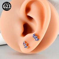 Bijou de mode en alliage de titane F136 G23, clou d'oreille/lèvre à filetage interne en barre plate, serti de trois zircons multicolores de forme marquise, exquis