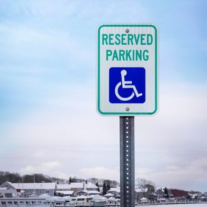 Señal de Estacionamiento Reservado para Discapacitados, Cumple con MUTCD, Señal de Estacionamiento Accesible de Aluminio Reflectante para Espacios Comerciales y Públicos - Product Image 6