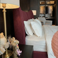 Neues italienisch-französisches minimalistisches Meerjungfrauenflossen-Doppelbett für das Hauptschlafzimmer, luxuriöses, samtbezogenes Polsterbett