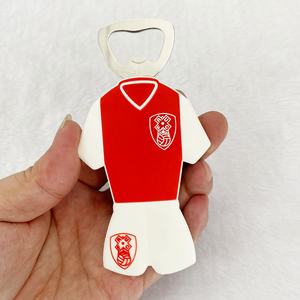 Ouvre-bouteille de football personnalisé <span class=keywords><strong>T</strong></span>-<span class=keywords><strong>shirt</strong></span> en jersey Ouvre-bouteille de bière en caoutchouc PVC souple Promotion Vente en gros Ouvre-bouteille de bière en silicone - Product Image 3
