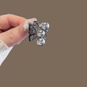 Pinza de Pelo Retro con Mariposa y Perlas de Aleación, Diseño Exclusivo para Mujer, Elegante, de Alta Gama, Nuevo Estilo 2025 - Product Image 4