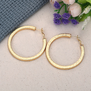 Orecchini a Cerchio Piatti da Donna Placcati in Oro con Texture a Scacchi in Rame, Gioielli alla Moda - Product Image 3