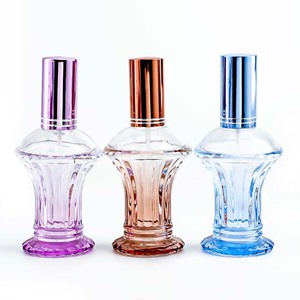 Flacone Spray in Vetro dalla Forma Unica e Speciale 30ml, Bottiglia Trendy per Dispensare Profumo - Product Image 1