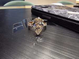 แหวนทองคำแท้ 14K สีเหลืองทอง ดีไซน์หรูหรา สำหรับงานหมั้นและงานแต่งงาน ประดับเพชรแบบหนามเตย ผิวเรียบเงางาม เหมาะสำหรับสวมใส่ทุกวัน - Product Image 4