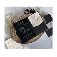 Suite d'invitations de mariage de luxe en acrylique noir mat brillant avec bande argentée, photo, RSVP et détails forestiers, impression personnalisée