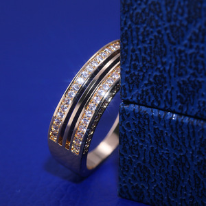 Anillo Minimalista con Micropavé, Elegante Anillo de Compromiso y Boda, Joyería Unisex - Product Image 2