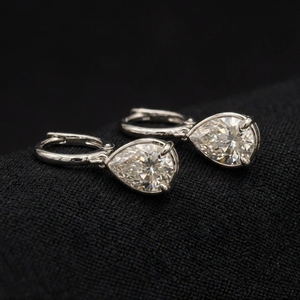 Élégantes boucles d'oreilles créoles en platine pour femme, minimalistes, avec diamant taille poire, légères, pour usage quotidien, idée cadeau, finition étincelante - Product Image 3