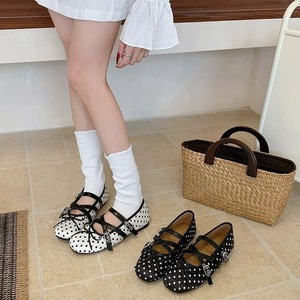 Scarpe basse da donna OEM ODM con pois, doppia fibbia, cinturino Mary Jane, fiocco frontale, <span class=keywords><strong>punta</strong></span> antiscivolo, stile vintage francese casual - Product Image 1