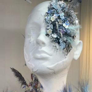 Sculpture artistique de visage humain avec support de talon haut-Figure de visage en fibre de verre noire pour la conception intérieure de luxe - Product Image 3