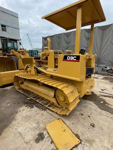 Topadora de cadenas Caterpillar D3C amarilla, equipo de construcción con cuchilla y motor para tareas de movimiento de tierras - Product Image 2