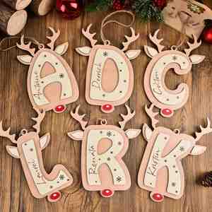 Ornements personnalisés en forme de rennes, étiquettes personnalisées avec lettres A-Z, étiquette en bois pour chaussette de Noël, décoration de sapin de Noël, cadeaux de Noël - Product Image 1