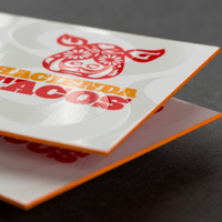 Cartes de visite professionnelles 700g en carton noir avec cœur coloré, bords colorés personnalisés, gaufrage à chaud blanc, rouge, bleu, vert, orange