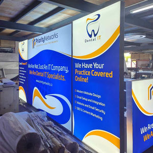 Sistema SEG de 20x10 pies con soporte de TV incluido y con retroiluminación LED o impresión sin LED que incluye cabina de feria comercial personalizada - Product Image 5