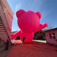 Statue de mascotte géante gonflable en forme d'ours rose allongé pour l'installation en centre commercial pour la Saint-Valentin, ornement pour spot photo sur pelouse de complexe hôtelier