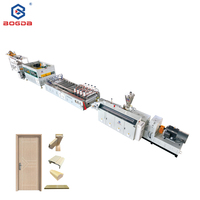 Ligne de production d'extrusion de panneaux de porte WPC, extrudeuse bivis pour la fabrication de panneaux de porte creux en composite bois-plastique PVC