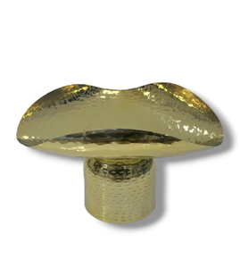 Bol décoratif en métal fait main avec motif alvéolé irrégulier, style bohème, sur base en bois, provenant d'Inde - Product Image 3