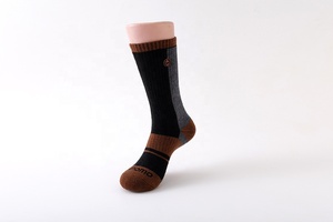 Logo personnalisé broderie <span class=keywords><strong>100</strong></span>% laine mérinos chaussettes de compression équipage de haute qualité pour les sports de plein air d'hiver-randonnée avec logo sur le fond - Product Image 4