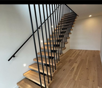 Escalier moderne intérieur à monopoutre avec marches en bois massif et balustrade pleine hauteur à barres LED pour appartements, hôtels, villas