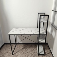 Bureau extensible de style moderne Espaces de travail fonctionnels à panneaux en bois organisés par un bureau d'ordinateur en métal