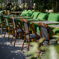 Chaises empilables en rotin pour restaurant extérieur, style bistrot parisien, table et chaises de bistrot en rotin de style français pour l'extérieur