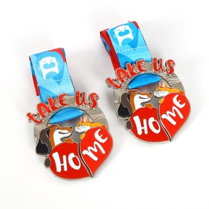 Medaglia Personalizzata in Smalto per Adozione Animali Domestici, Design a Cuore Diviso per Cani e Gatti, Souvenir Benefico con Cordino - 'Portaci a Casa' - Product Image 1