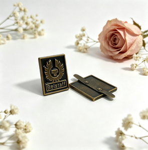 Etiquetas Metálicas Personalizadas al por Mayor con Grabado en Relieve, Placas de Metal de Aleación de Zinc Niqueladas con Esmalte para Bolsos - Product Image 5