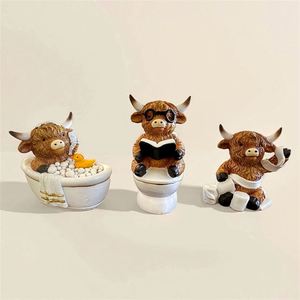 Elegante Estatua de Vaca Highland de Resina - Artículo Decorativo Ideal para la Decoración de Acción de Gracias - Product Image 1