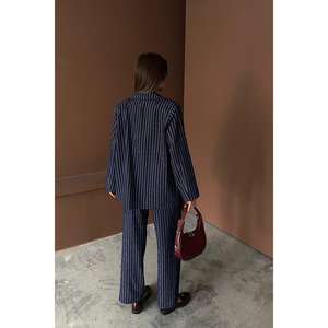 Elegante Conjunto de Traje Azul Marino a Rayas para Mujer con Decoración de Botones en Tela de Lana - Product Image 1