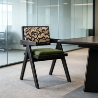 Chaise de salle à manger rétro antique de style nordique français médiéval avec dossier et accoudoirs en rotin tressé, construction en bois massif pour la maison