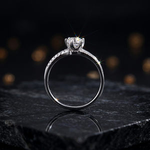 Bague de fiançailles classique pour femme en argent 925 avec moissanite taille brillant rond, sertie à griffes et pavée de pierres d'appoint - Product Image 3