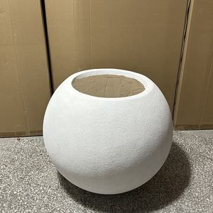 Pot Bunga Fiberglass Sederhana Ramah Lingkungan Ukuran Besar Gaya Amerika untuk Penggunaan di Luar dan Dalam Ruangan untuk Kondisi Taman - Product Image 4