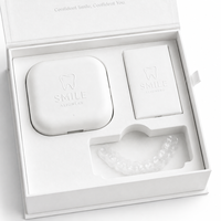 Boîte cadeau magnétique pliable de luxe personnalisée avec gaufrage blanc pour aligneurs dentaires et gouttières orthodontiques transparentes