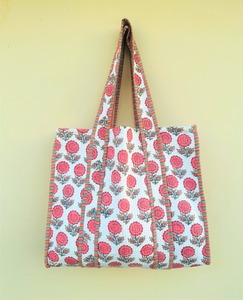 Bolso Tote de Hombro Acolchado de Algodón Blanco para Primavera, Ecológico, Hecho a Mano, con Cierre de Cremallera y Patrón Estampado - Product Image 5