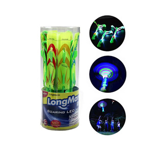 Luci LED volano razzo giocattolo Set per bambini 6 razzi e 2 fionde struttura divertimento all'aperto - Product Image 1