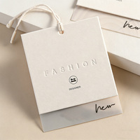 Étiquettes volantes personnalisées en carton gaufré avec logo découpé pour vêtements, chaussures et sacs – Produits phares