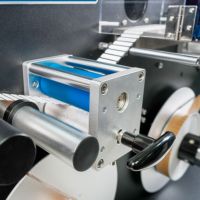 Máquina Rebobinadora de Etiquetas Automática DOCOD XF30PS con Marcado Láser, Rebobinador Secundario de Rollos, Posicionamiento de Alta Precisión de ±1 mm para Uso Médico
