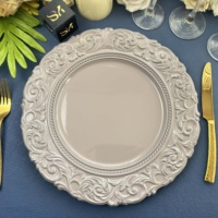 Assiette de présentation de luxe en plastique PP vert avec bordure florale vintage en relief pour la décoration de tables de mariage, banquets, hôtels et fêtes