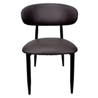 Chaise de salle à manger en cuir brun foncé fabriquée en Chine - Dossier incurvé, pieds en métal noir pour les espaces de salle à manger modernes et luxueux