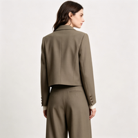 Ensemble tailleur élégant pour femme : Blazer court à revers et pantalon plissé taille haute à jambes larges – Idéal pour le bureau et le quotidien – Personnalisation OEM disponible