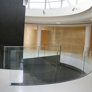 Balustrade en verre courbé sans cadre pour intérieur avec panneaux en verre trempé chimiquement pour usage industriel - Product Image 1